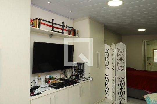 Suíte de casa à venda com 3 quartos, 200m² em Vila Carmosina, São Paulo