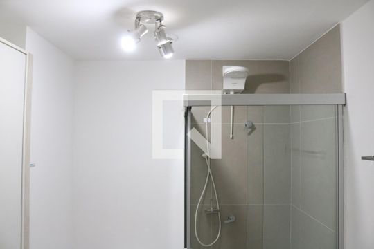 Banheiro de kitnet/studio para alugar com 1 quarto, 27m² em Barra Funda, São Paulo