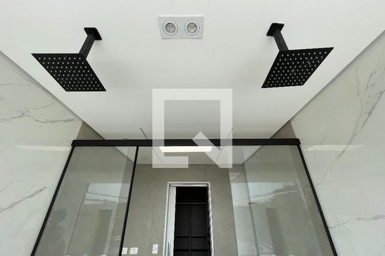 Banheiro de casa de condomínio para alugar com 4 quartos, 484m² em São Paulo Ii, Cotia