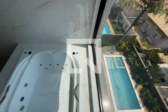Banheiro de casa de condomínio para alugar com 4 quartos, 484m² em São Paulo Ii, Cotia