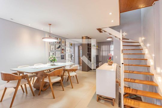 Sala de casa à venda com 3 quartos, 200m² em Liberdade, São Paulo