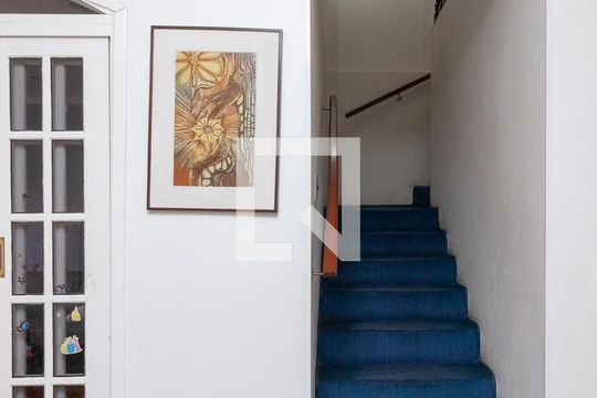 Escada de casa para alugar com 3 quartos, 500m² em Vila Ré, São Paulo