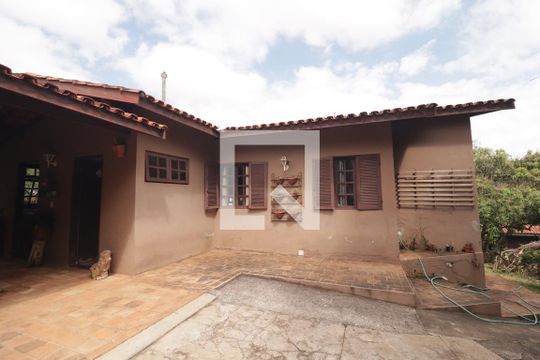 Fachada de casa à venda com 3 quartos, 228m² em Cecap, Jundiaí