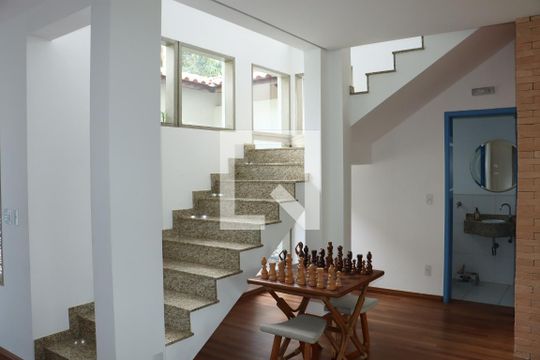 Escada de casa de condomínio para alugar com 5 quartos, 300m² em Jardim Colibri, Cotia