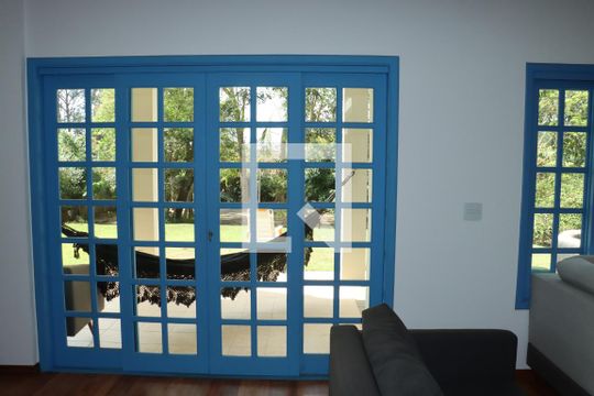 Sala de casa de condomínio para alugar com 5 quartos, 300m² em Jardim Colibri, Cotia