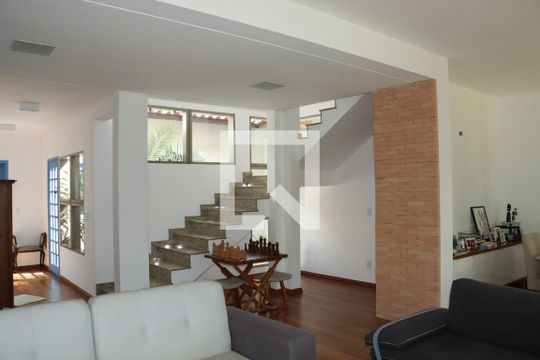 Sala de casa de condomínio para alugar com 5 quartos, 300m² em Jardim Colibri, Cotia