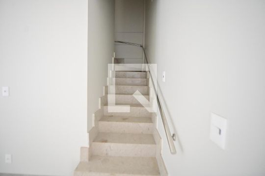 Escada de casa de condomínio para alugar com 3 quartos, 153m² em Vila Rosa, Goiânia