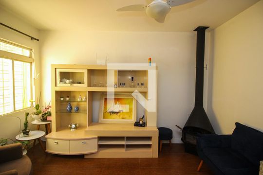 Sala de TV de casa à venda com 4 quartos, 280m² em Teresópolis, Porto Alegre