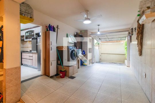 Garagem de casa à venda com 3 quartos, 170m² em Espírito Santo, Porto Alegre