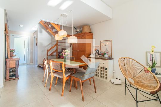 Sala de casa à venda com 3 quartos, 230m² em Espírito Santo, Porto Alegre