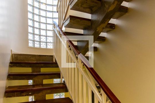 Escada de casa à venda com 3 quartos, 308m² em Vila Zamataro, Guarulhos