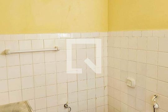 Banheiro de apartamento à venda com 1 quarto, 45m² em Centro Histórico, Porto Alegre
