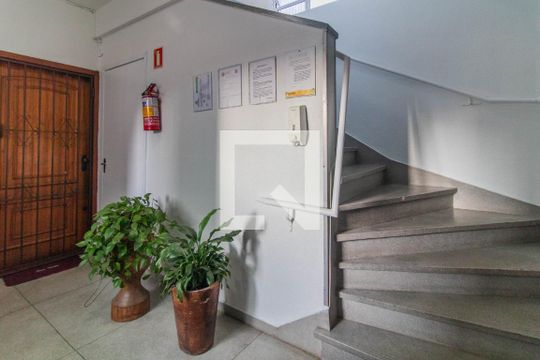 Escadas de apartamento para alugar com 2 quartos, 60m² em Menino Deus, Porto Alegre