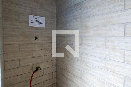 Ducha de apartamento para alugar com 2 quartos, 65m² em Vila Tupi, Praia Grande