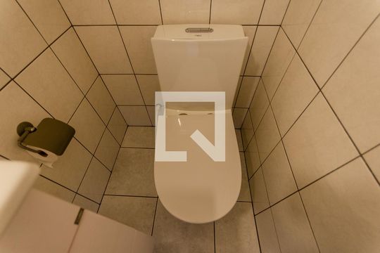 Lavabo de casa para alugar com 3 quartos, 181m² em Vila Serralheiro, São Paulo