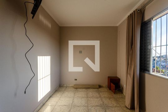 Suíte de casa para alugar com 3 quartos, 181m² em Vila Serralheiro, São Paulo