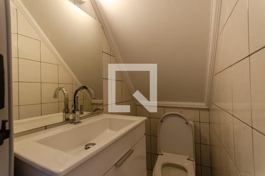 Lavabo de casa para alugar com 3 quartos, 181m² em Vila Serralheiro, São Paulo
