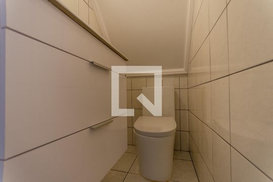 Lavabo de casa para alugar com 3 quartos, 181m² em Vila Serralheiro, São Paulo