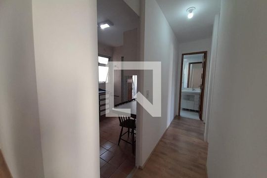 Corredor de apartamento para alugar com 2 quartos, 57m² em Vila Emir, São Paulo