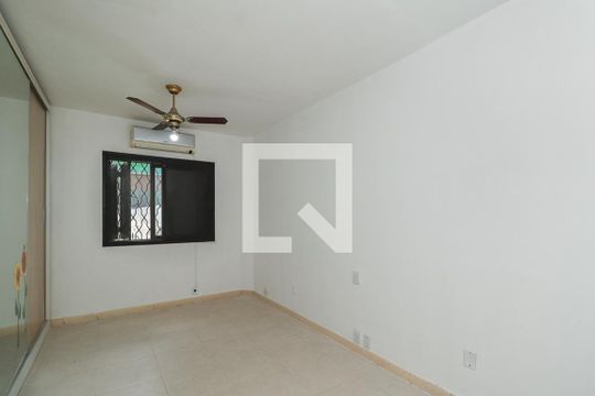 Quarto Suíte de casa à venda com 5 quartos, 220m² em Jardim do Salso, Porto Alegre