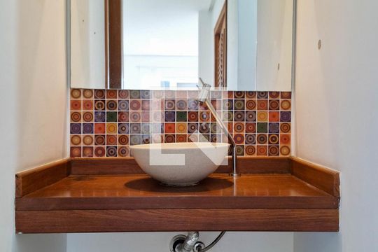 Lavabo de casa de condomínio à venda com 3 quartos, 360m² em Camboinhas, Niterói