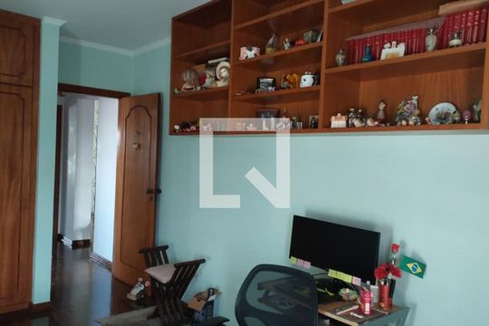 Quarto 1 de casa à venda com 3 quartos, 300m² em Alphaville, Santana de Parnaíba