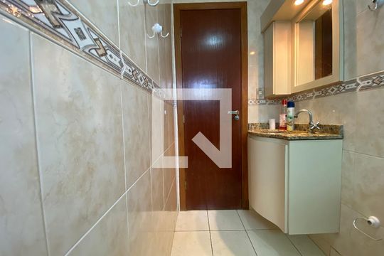 Banheiro Social de apartamento para alugar com 2 quartos, 65m² em Guilhermina, Praia Grande