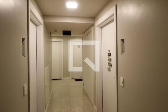 Corredor de apartamento à venda com 1 quarto, 57m² em Passo da Areia, Porto Alegre
