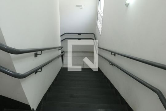Escada de apartamento para alugar com 2 quartos, 48m² em Jardim Alvorada, Nova Iguaçu