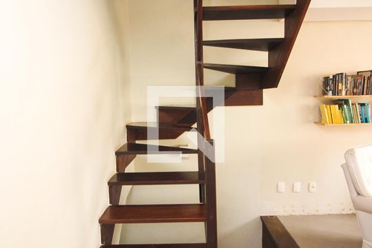 Escada de casa de condomínio à venda com 5 quartos, 235m² em Pedra Redonda, Porto Alegre