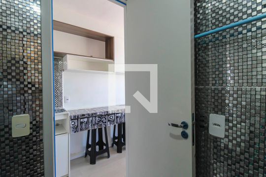 Banheiro de kitnet/studio para alugar com 1 quarto, 20m² em Vila Santa Clara, São Paulo