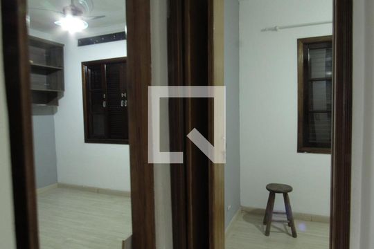 Corredor de casa à venda com 3 quartos, 250m² em Santo Antônio, Osasco