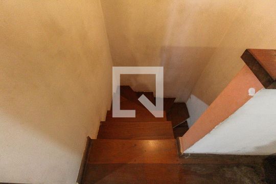 Escada de casa à venda com 2 quartos, 88m² em Vila Carmosina, São Paulo