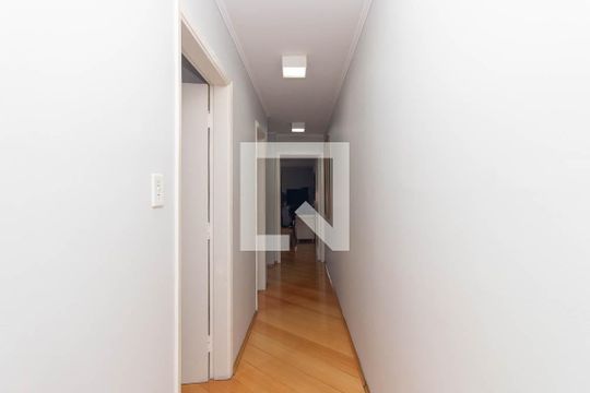 Corredor dos Quartos de casa à venda com 3 quartos, 213m² em Vila Paiva, São Paulo