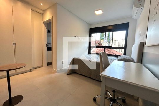 Suíte  de apartamento para alugar com 1 quarto, 63m² em Centro, Florianópolis