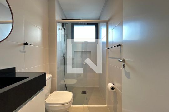 Banheiro Suíte  de apartamento para alugar com 1 quarto, 63m² em Centro, Florianópolis