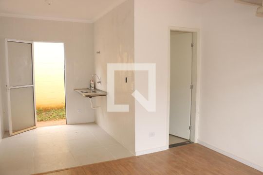 Sala de casa de condomínio para alugar com 2 quartos, 80m² em Chácara Ondas Verdes, Cotia