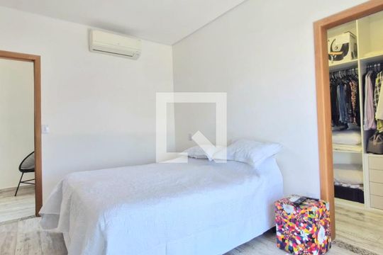 Suíte de casa de condomínio à venda com 3 quartos, 360m² em Parque das Orquídeas, Lagoa Santa