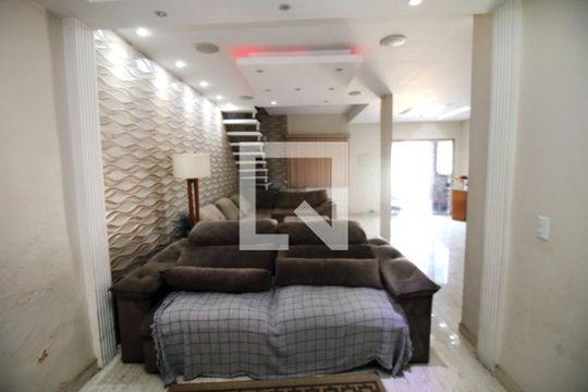 Sala de casa à venda com 4 quartos, 600m² em Vigário Geral, Rio de Janeiro