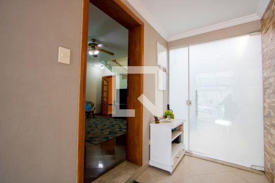 Hall de entrada de casa à venda com 2 quartos, 135m² em Vila Scarpelli, Santo André