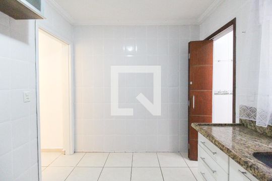 Cozinha de casa de condomínio à venda com 2 quartos, 65m² em Vila Carmosina, São Paulo