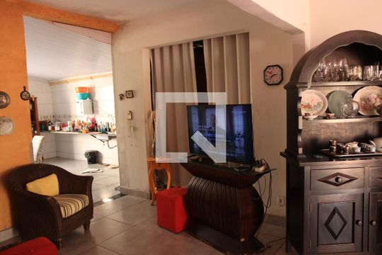 Sala de casa para alugar com 3 quartos, 150m² em Feliz, Goiânia
