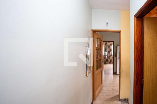 Corredor de casa à venda com 4 quartos, 125m² em Taboão, Diadema