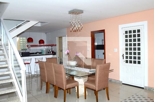 Sala de casa à venda com 3 quartos, 300m² em Goiânia, Belo Horizonte