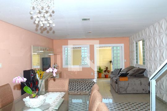 Detalhe Sala de casa à venda com 3 quartos, 300m² em Goiânia, Belo Horizonte