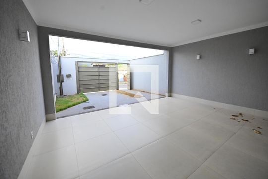 Garagem de casa à venda com 3 quartos, 132m² em Jardim Balneario Meia Ponte, Goiânia