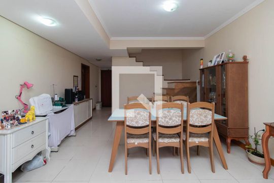 Sala de casa à venda com 3 quartos, 154m² em Vila Nova, Porto Alegre