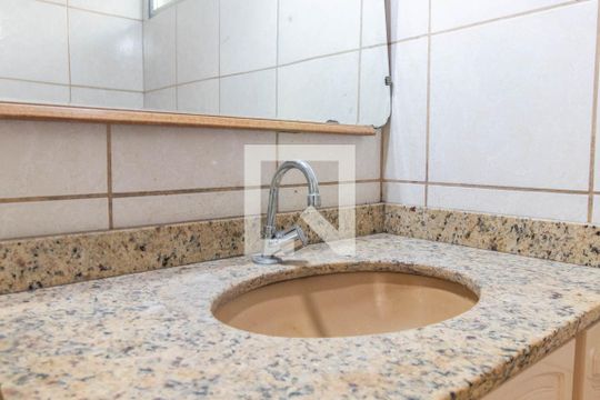 Banheiro de apartamento à venda com 1 quarto, 38m² em Santo Antônio, Porto Alegre