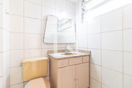 Banheiro de apartamento à venda com 1 quarto, 38m² em Santo Antônio, Porto Alegre