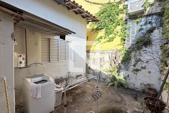 Área externa de casa à venda com 2 quartos, 101m² em Vila Satúrnia, Campinas